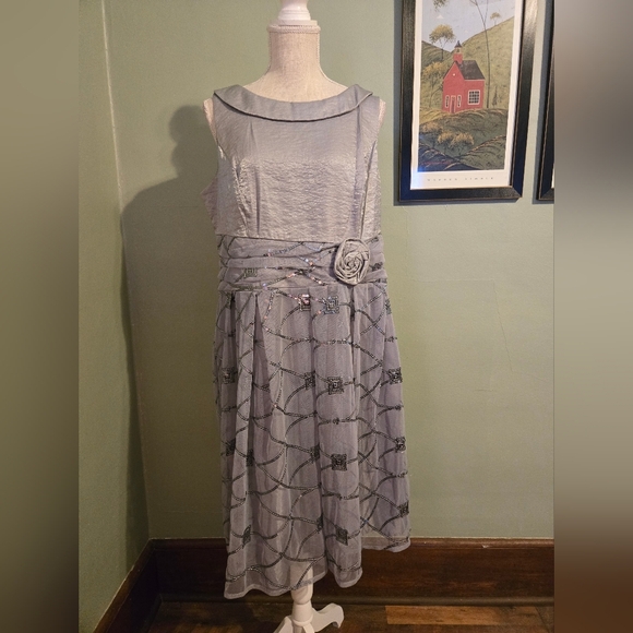 BOGO Le Bos Elegant Silver Gray Sleeveless Dress with Floral Accent Size 14  I7 - Picture 3 of 11